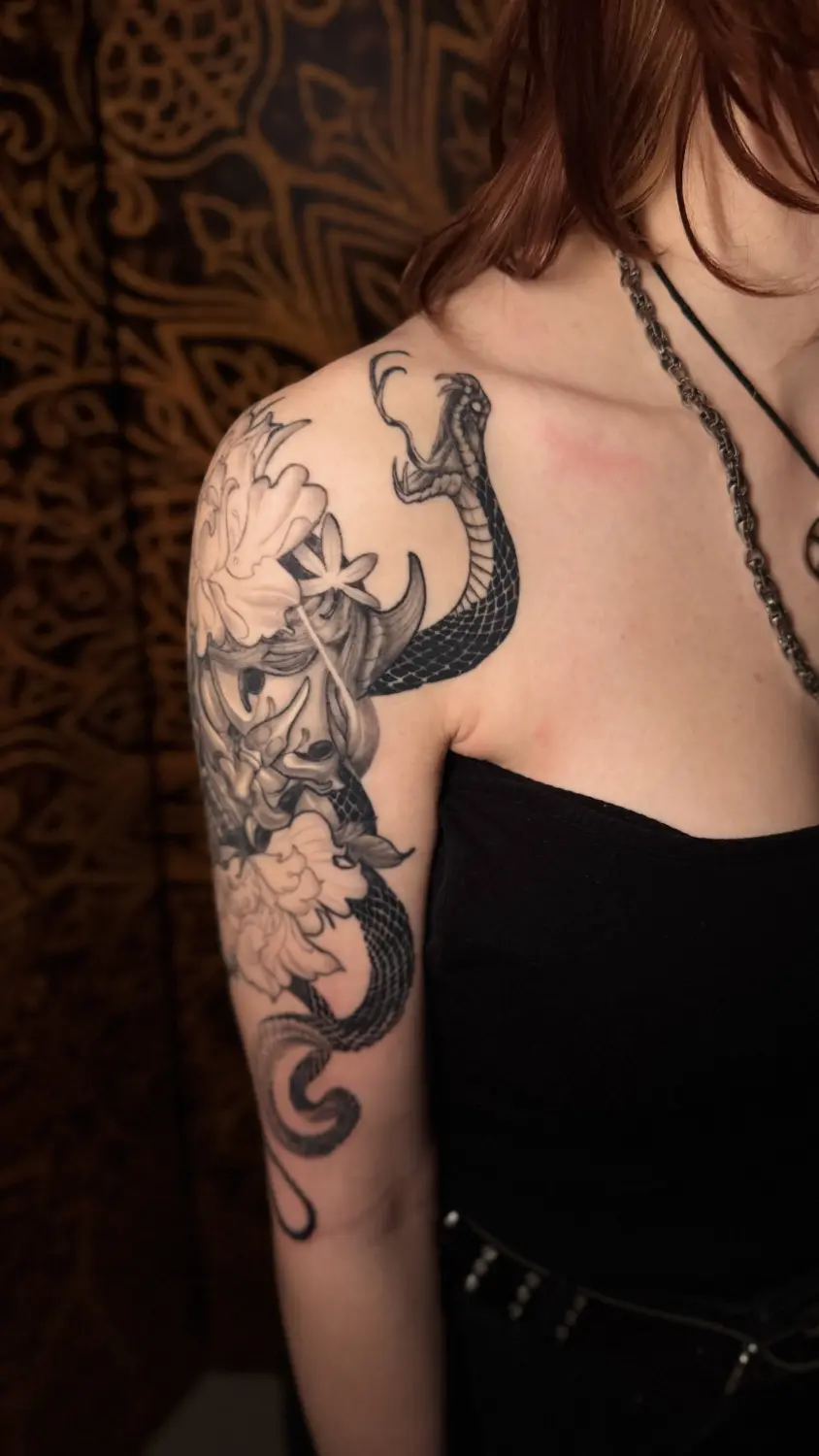 Skin & Art Tattoo – Schlangen- und Blumentattoo