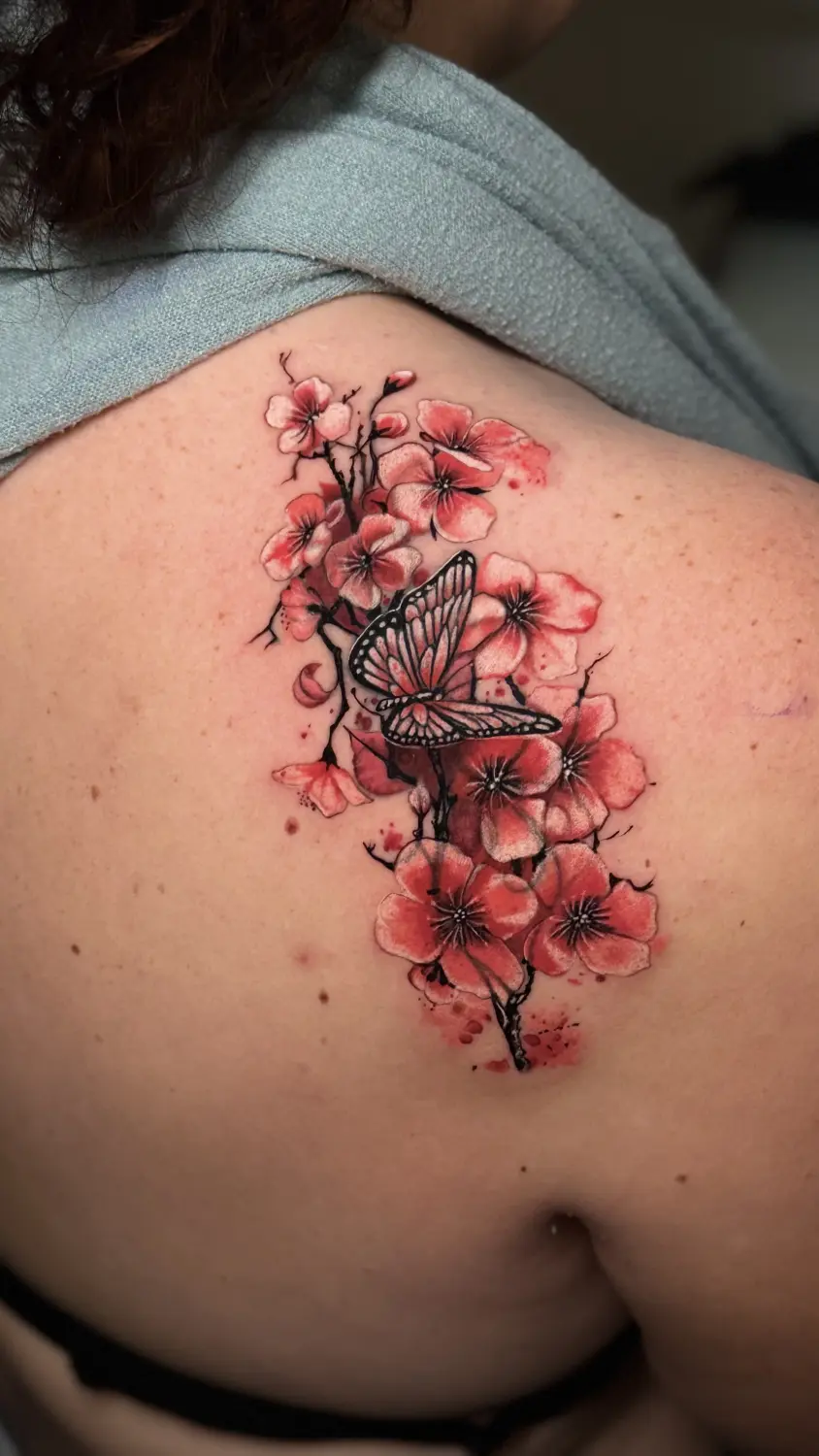 Skin & Art Tattoo – Schmetterlings- und Blumentattoo